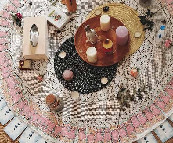 Tapis entouré de carte avec mouchoir, bougies et plantes