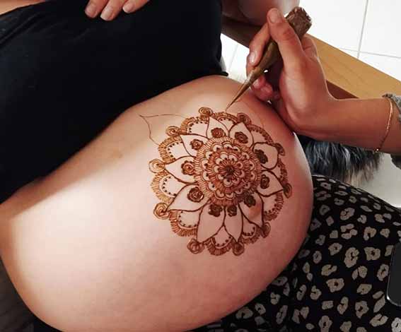 Tatouage temporaire sur le ventre d'une femme enceinte