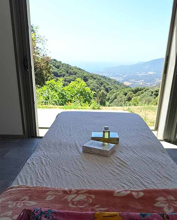 Table de massage avec vue sur un paysage de nature
