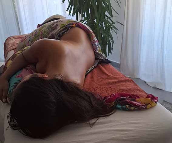 Jeune femme allongée sur une table de massage