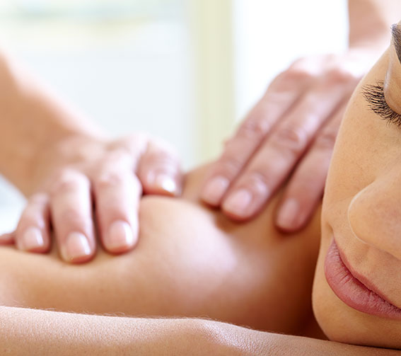 Jeune femme en train de se faire masser