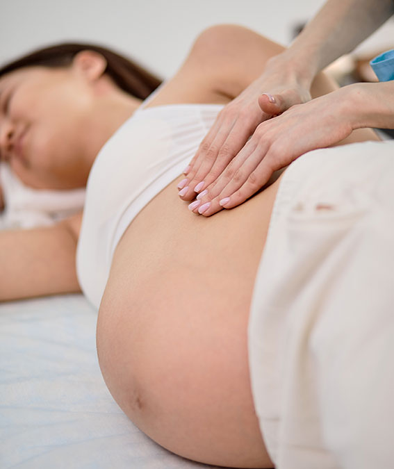 Jeune femme enceinte en train de se faire masser