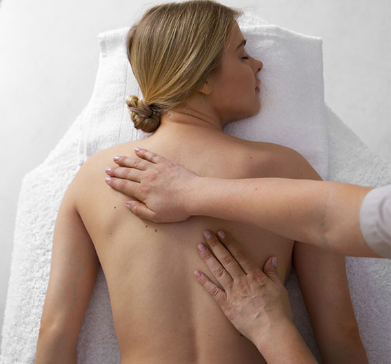 Jeune femme en train de se faire masser