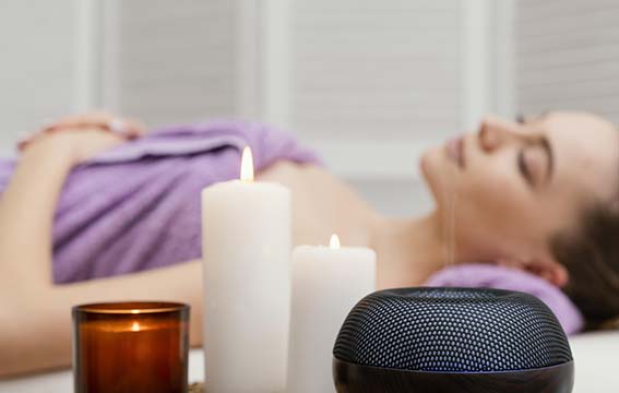 Jeune femme en plein détente après un massage